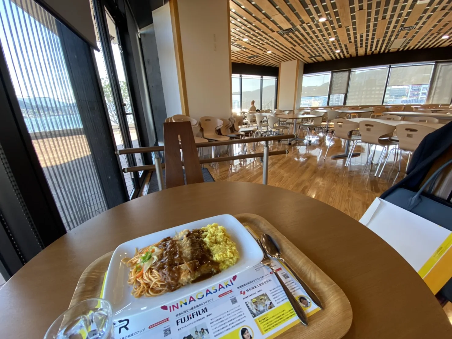 長崎の食堂で、窓辺からの景色を楽しむひととき(仮配置の写真)